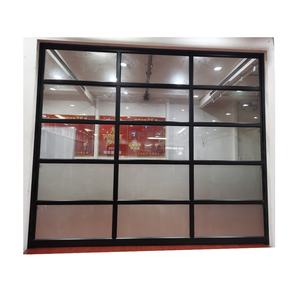 Portes de garage basculantes contemporaines automatiques en plexiglas trempé pour résidences en aluminium avec fenêtres à prix abordable - Product Image 4