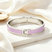 Bracelet en métal émaillé en acier inoxydable avec fermoir articulé en forme de cœur, moderne, pour femme, usage quotidien, hypoallergénique, résistant à la décoloration, couleur personnalisable
