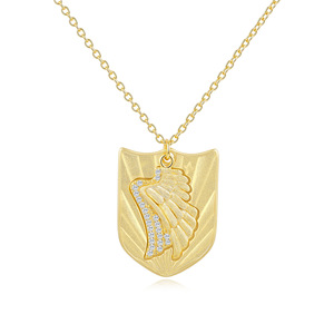 Collier en argent sterling 925 plaqué or 14 carats avec emblème italien brossé et pendentif ailes en moissanite pour homme - Product Image 1