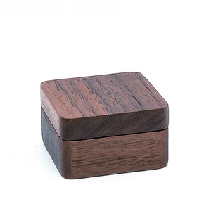 Caixa de Armazenamento Elegante em Madeira de Noz com Logo Personalizado para Gravatas Magnéticas Masculinas, Embalagem para Joias Masculinas - Product Image 1