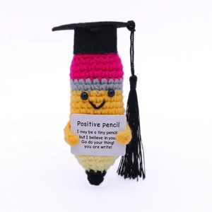Nuevo Adorno de Hilo Tejido a Mano, Pequeño Lápiz con Birrete de Graduación, Decoración de Dibujos Animados con Energía Positiva para el Hogar y la Oficina - Product Image 1