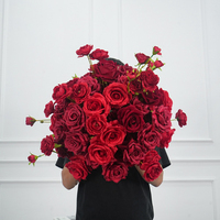 Usine de fleurs artificielles DKB, vente en gros de boules de fleurs rouges, boules de fleurs en soie artificielle de haute qualité pour la décoration de table de mariage