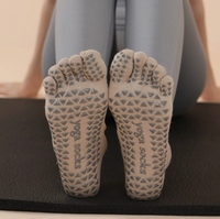 Vente en gros Chaussettes athlétiques à tirette de style pieds nus pour femmes, dos nu, semelle antidérapante et fendue, demi-orteil, pour le fitness