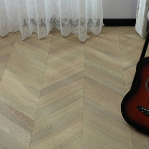 Parquet en bois d'acacia blanc multicouche brossé FSC de qualité industrielle ABC 15 mm, profil chevron, pour centre commercial - Product Image 2