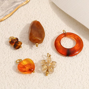 SUMMLY <span class=keywords><strong>Ciondoli</strong></span> all'Ingrosso in Resina Ambrata con Motivo a Cuore e Fiori, Charms in Acciaio Inossidabile Placcato Oro 18K, Gioielli alla Moda - Product Image 4