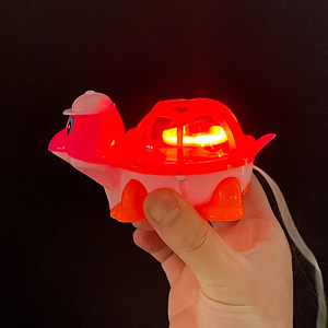 Jouet tortue lumineux à cordon pour enfants, en plastique, clignotant, pour jouer la nuit - Product Image 1