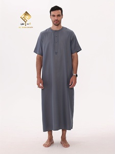 Traje de oración para hombres musulmanes Al Haramain: Thobe árabe elegante de estilo étnico minimalista y moderno, suave y largo. - Product Image 2