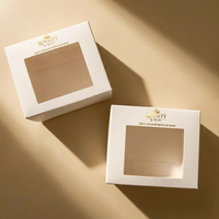 Boîte d'emballage rigide personnalisée avec trou de suspension, fenêtre transparente en PET, doublure en aluminium et fermeture magnétique pour gloss à lèvres