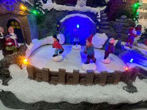 Village de Noël animé en résine écologique peint à la main avec scène de patinoire et patineurs mobiles, objet de collection - Product Image 2
