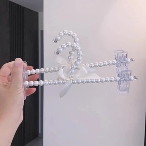 Vente en gros de vêtements en perles de luxe blanches pour bébé cintres pour pantalons avec pinces pour enfants cintres en plastique avec nœud en perles - Product Image 4