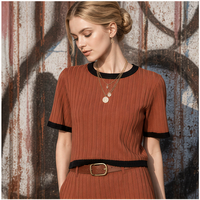 Ensemble tricoté côtelé style rétro années 70 pour femme : haut à manches courtes avec passepoil contrastant et pantalon évasé taille haute pour un look tendance