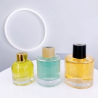 Bouteille diffuseur d'huiles essentielles en verre rond avec pulvérisateur à pompe et bouchon en aluminium sérigraphié
