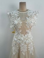 Nouvelle arrivée, robe élégante et stylée à manches courtes avec décoration florale, robe en dentelle pour femmes, design vietnamien, robe de soirée