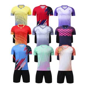 ชุดฟุตบอลราคาถูกขายส่ง ผ้าผสมไนลอนตาข่ายไมโครไฟเบอร์ ถักแบบเจอร์ซีย์ สีน้ำเงินขาว ชุดฟุตบอลครบชุด - Product Image 1