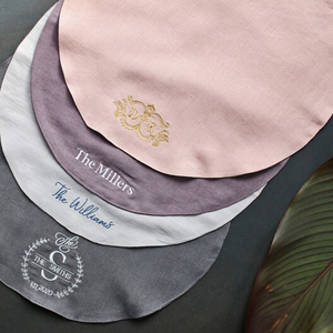 Serviettes rondes en coton et lin personnalisées avec monogramme pour événements commerciaux et acheteurs de restaurants - Product Image 1