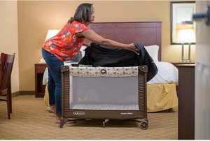 Cuccetta Portatile per la Privacy con Tasca Porta Monitor, Finestra con Cerniera e Tenda Oscurante per il Sonno dei Bambini dai 4 Mesi in su, Biancheria da Letto Nera - Product Image 4