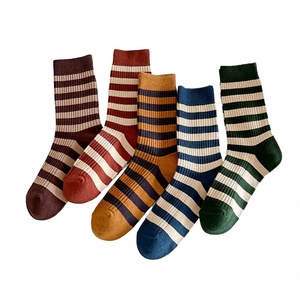 5/10 paires de chaussettes rétro colorées à rayures en coton mélangé importées, mignonnes et sportives pour femmes - Product Image 2