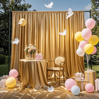 Rideau de fond en satin champagne adapté pour les mariages