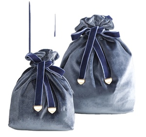 Pochette de maquillage personnalisable en velours de luxe léger avec cordon de serrage, portable pour le voyage, avec impression de motifs, fabriquée en toile - Product Image 5