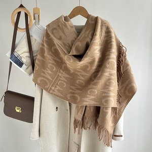 Écharpe longue en laine respirante et durable pour femme, style princesse Misi, idéale pour les fêtes et les voyages - Product Image 4