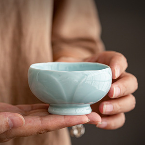 Tasse à thé en céramique Lotus, style chinois traditionnel, tasse individuelle pour la préparation du thé Kung Fu - Product Image 1