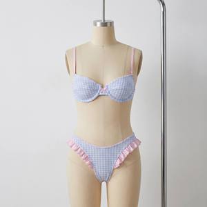 Vente en gros OEM, Logo personnalisé, <span class=keywords><strong>Maillot</strong></span> <span class=keywords><strong>de</strong></span> <span class=keywords><strong>bain</strong></span> bikini pour femme, coupe balconnet, à armatures, coupe haute, string, motif carreaux bleus, avec bordure à volants, tenue <span class=keywords><strong>de</strong></span> plage - Product Image 2