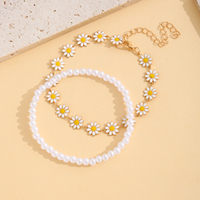 Ensemble de bracelets : Bracelet chaîne à breloques marguerites et bracelet extensible en fausses perles blanches, bijoux en émail doré, cadeau pour femme