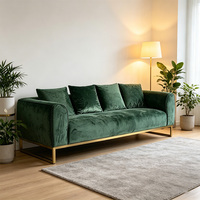 Canapé en velours vert émeraude avec pieds en aluminium doré et quatre coussins assortis pour salons de luxe de villas et entrepôts