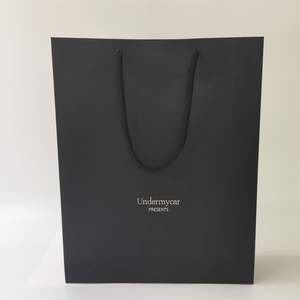 Sacs de luxe personnalisés KM avec ruban de logo, poignée en ruban, sacs cadeaux de boutique, sacs en papier noir pour chaussures et vêtements - Product Image 3