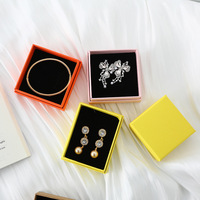 Boîte cadeau rigide en papier prête à l'emploi avec couvercle et base, finition mate ou brillante, doublure en éponge et gaufrage pour bagues, boucles d'oreilles et colliers