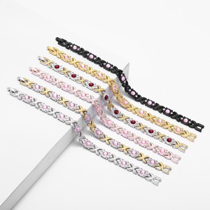 Bracelet biomagnétique OJ Jewelry en or rose plaqué, chaîne à maillons, design fleur trèfle avec cristaux et strass, tendance pour les fêtes et les anniversaires - Product Image 1