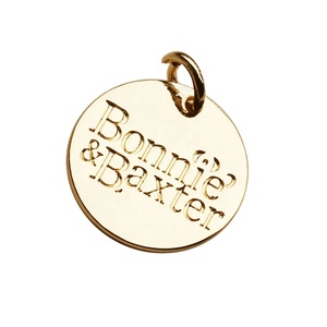 Breloques de bijoux en alliage, pendentifs logo dorés, étiquettes rondes à lettres, accessoires de mode pour bracelets et décoratifs pour vêtements, vente en gros - Product Image 1