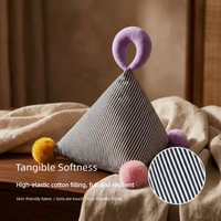 Coussin décoratif moderne et minimaliste, style Dopamine, avec pompons géométriques triangulaires et poignée, lavable, cadeau idéal pour