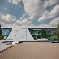 Maison-capsule spatiale moderne préfabriquée avec fenêtres panoramiques et terrasse extérieure pour complexe hôtelier panoramique