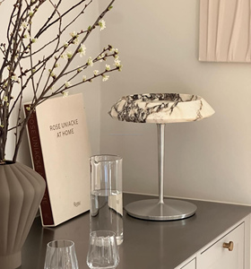 Lampe de <span class=keywords><strong>table</strong></span> <span class=keywords><strong>vintage</strong></span> Calacatta pour alto en marbre Lampe de bureau design à base métallique Lampe de <span class=keywords><strong>table</strong></span> de salon et d'ornement en marbre Éclairage LED - Product Image 4
