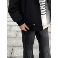 Jean en denim pour homme coupe skinny, avec bords effilochés et détails de finition rugueuse