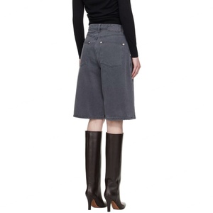 Shorts en jean gris pour femme, coupe large et droite, plissés, avec rivets, par un fabricant de jeans - Product Image 3