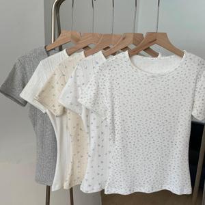 T-shirt Estiva da Donna con Stampa Floreale, Collo Tondo e Maniche Corte, Abbigliamento da Casa, Vestibilità Slim, Top Versatile ed Elegante, Pigiama - Product Image 3