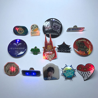 Fournisseur d'usine Insigne de lumière LED Bouton Épinglette Forme personnalisée Logo Insigne de LED magnétique pour les événements de fête