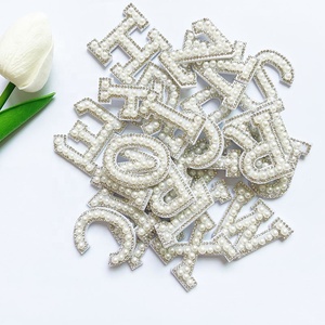 Novedad, Pegatinas Decorativas para <span class=keywords><strong>Bolsos</strong></span>, Adhesivas, de Tela, con Perlas Blancas, Letras del Alfabeto Inglés A-Z, Parches de Letras con Perlas - Product Image 1