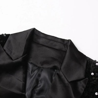Blazer de luxe brillant à sequins, coupe ajustée, en satin de soie, avec revers crantés et bordure en plumes d'autruche aux manches