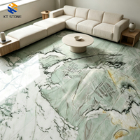 Dalle de marbre KT Stone vert clair avec base blanche et veines fluides noires, grises et dorées pour îlot de cuisine de villa de luxe