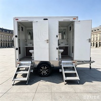 Remorque Sanitaire Mobile de Luxe à 2 Cabines avec Toilettes à Chasse d'Eau, Lavabo et Miroir pour Mariages en Plein Air et Petites Événements à Louer