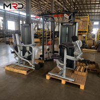 Máquina comercial de tríplice cabezal con selector para ejercicios de fuerza de brazos, ideal para gimnasios y clubes de fitness.