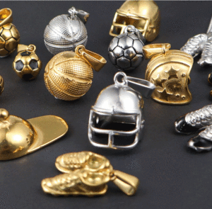 Collection Jour de Match |   Charmes sportifs en acier inoxydable plaqué or 18K PVD |   Pendentifs de basket-ball, casques, ballons de football, ballons de baseball et crampons de football - Product Image 5