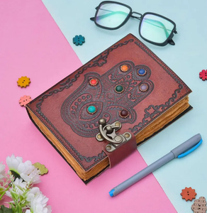 Carnet en cuir artisanal de qualité supérieure avec motif main de Hamsa et pierres des chakras – Cahiers spirituels vintage pour l'écriture - Product Image 1