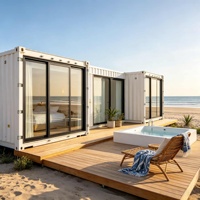 Villa de plage modulaire de luxe moderne en panneaux sandwich préfabriqués avec grande porte coulissante en verre et cuisine pour hôtel-resort