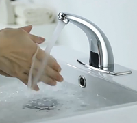 Mélangeur de lavabo électrique de robinet automatique en cuivre moderne de haute technologie divers robinet de capteur en alliage avancé largement utilisé