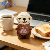 Poupée amigurumi phoque mignon et dodu en crochet fait main, tenant une carte d'encouragement positive, soutien émotionnel