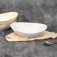 Bol à salade en céramique de style nordique, forme irrégulière, avec glaçure blanche crémeuse, parfait pour les repas modernes et minimalistes à la maison